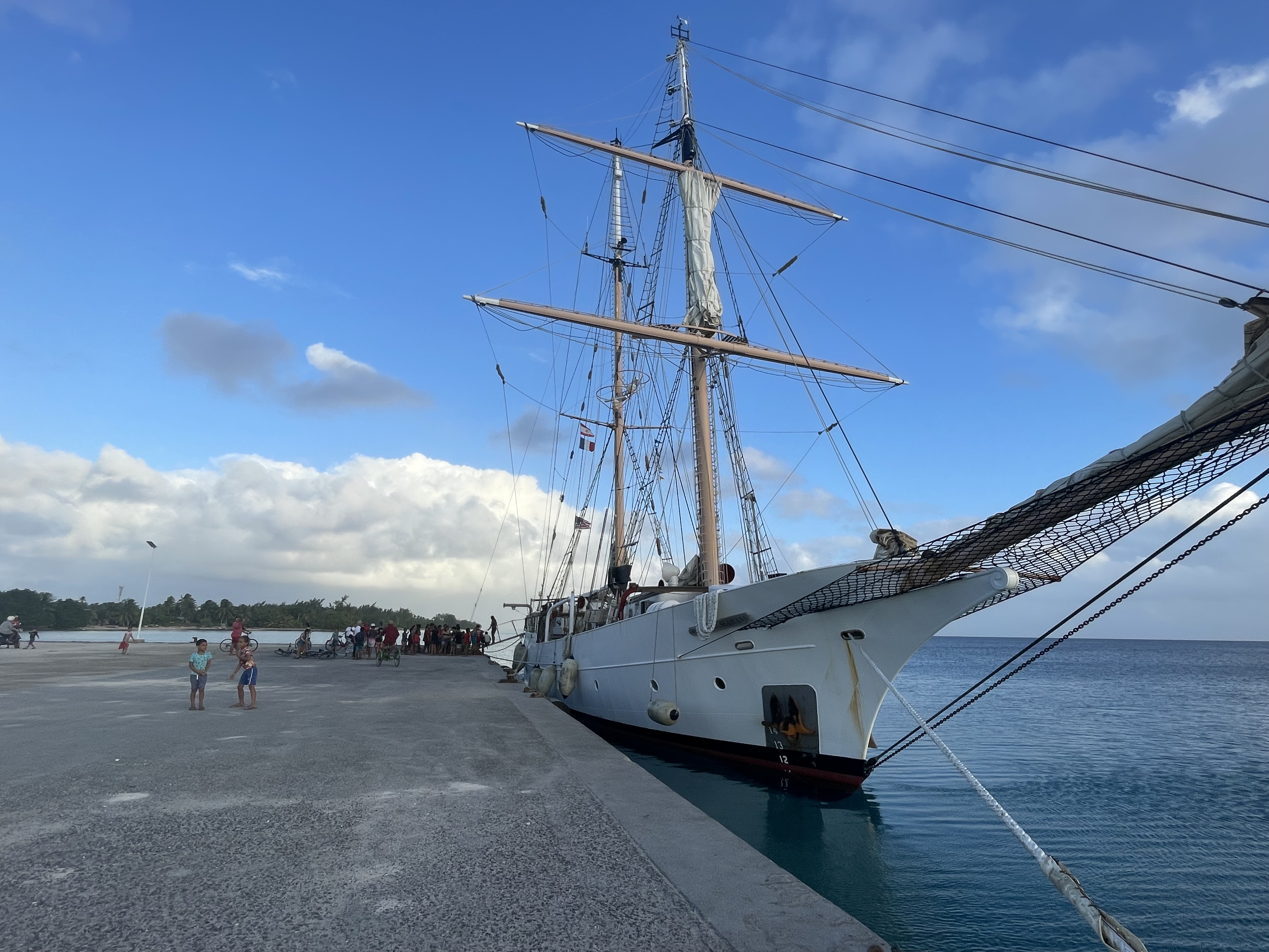 ​Des étudiants américains de passage à Hao