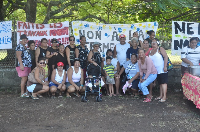 En juin dernier, les parents d'élèves de l'école Tiama'o de Papara manifestaient pour refuser la fermeture de cette école. Ils ont obtenu gain de cause pour un an.