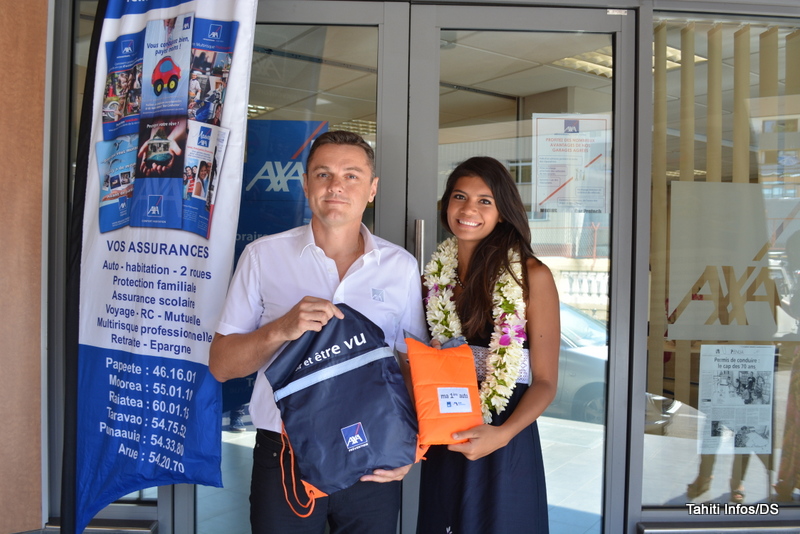David Borderie, le directeur commercial d'Axa assurances, a remis à Miss Tahiti 2015 les équipements de sécurité obligatoires pour sa voiture assurée chez le leader mondial.