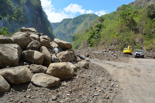 En septembre 2013, une extraction dans la rivière Punaru'u dénoncée par les riverains de la vallée. L'exploitation de carrières serait une alternative pour ne plus avoir à toucher aux matériaux issus du fond des rivières.