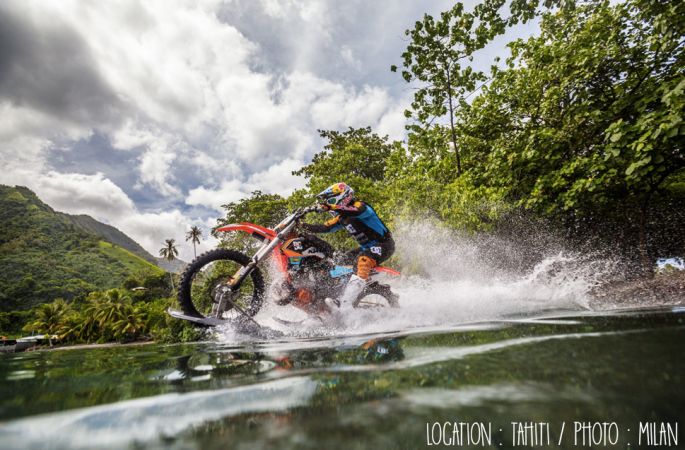 Robbie Maddison surfe Teahupo’o avec une motocross.
