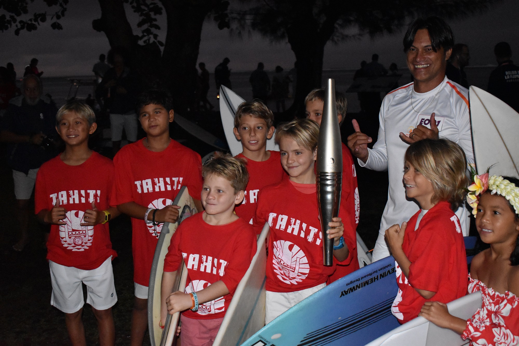 Le premier porteur, Hira Teriinatoofa, et la relève du surf polynésien.