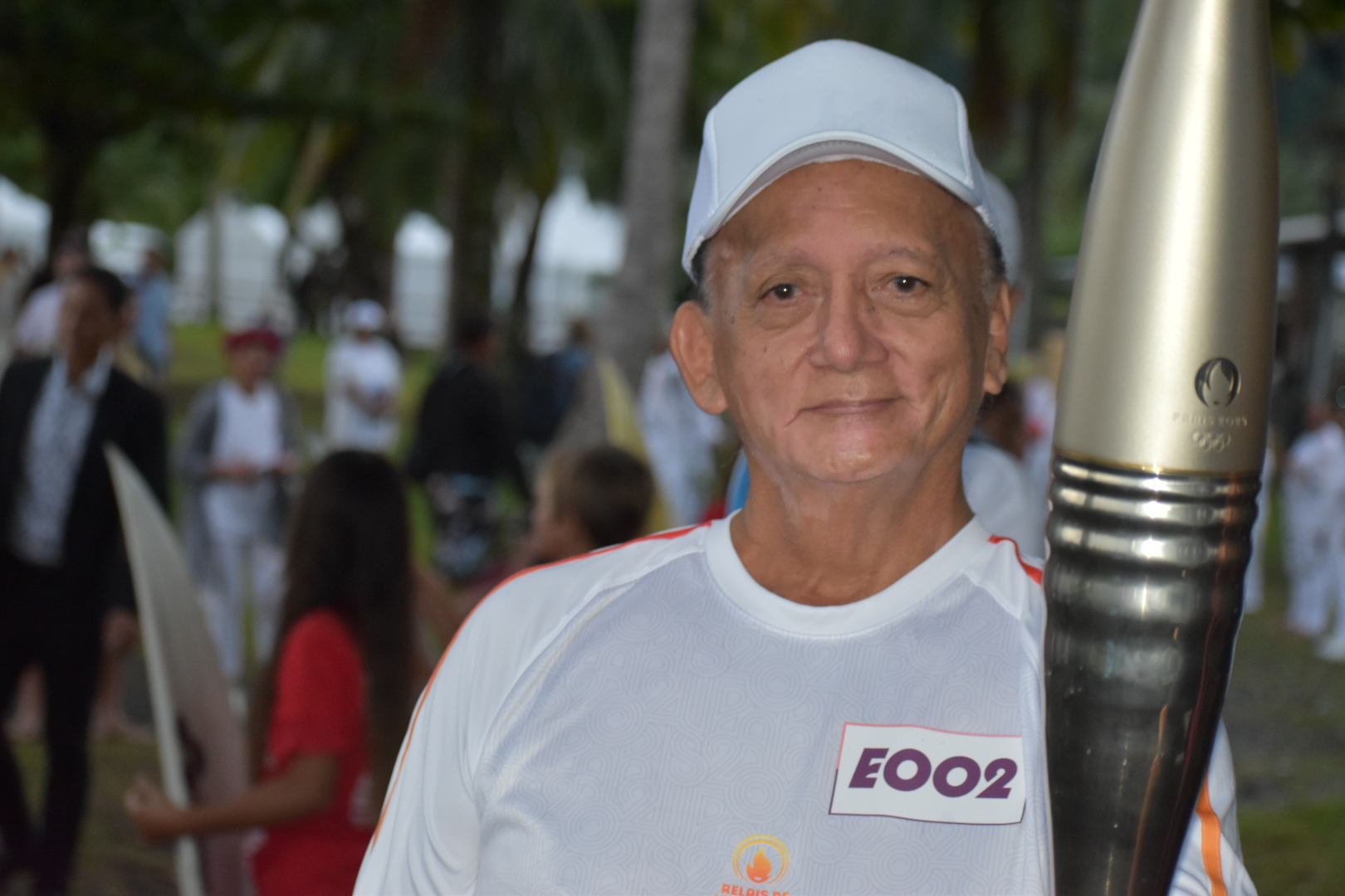 Alexis Taupua, riverain et porteur de la flamme.