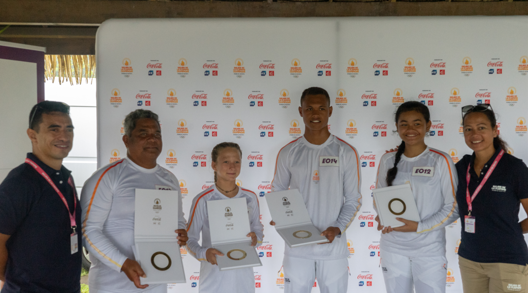 Les porteurs reçoivent “le cœur de la flamme”.  Crédit : Tahiti Infos