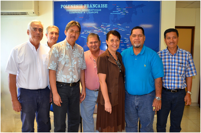 La ministre du travail et des solidarité, Téa Frogier aux côtés de Cyril Tetuanui, président du SPCPF et maire de la commune de Tumaraa, entourés des tavana Philip Schyle (Arue), Thomas Moutame (Taputapuatea), Teina Maraeura (Rangiroa) et Anthony Jamet (Taiarapu-Est). Et aussi Christian Vernaudon, conseiller municipal de la commune de Punaauia.