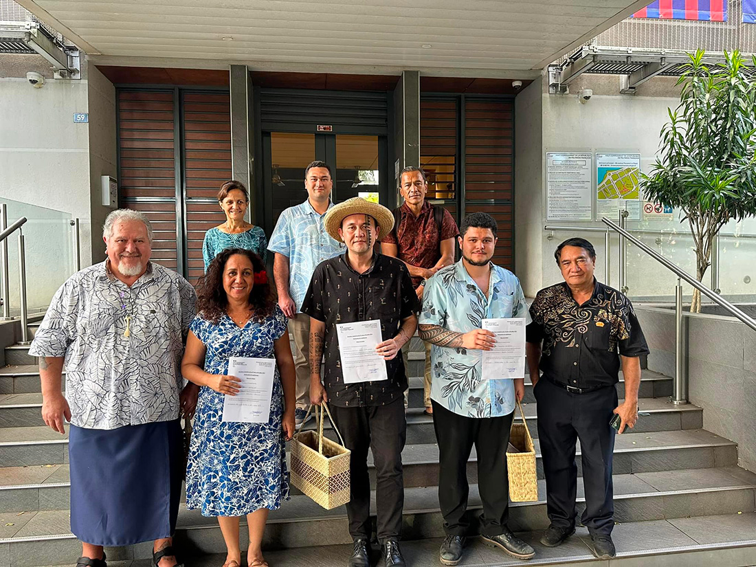 Les députés sortants Tematai Le Gayic et Steve Chailloux, candidats à leur propre succession, en compagnie de Tevahitua Bordes, suppléant sur la deuxième circonscription.