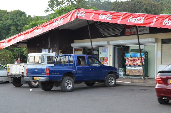 A Teva i Uta, la vente d'alcool est interdite avant 8 heures et après 19 heures du lundi au samedi. Interdiction toute la journée les dimanches et jours fériés.