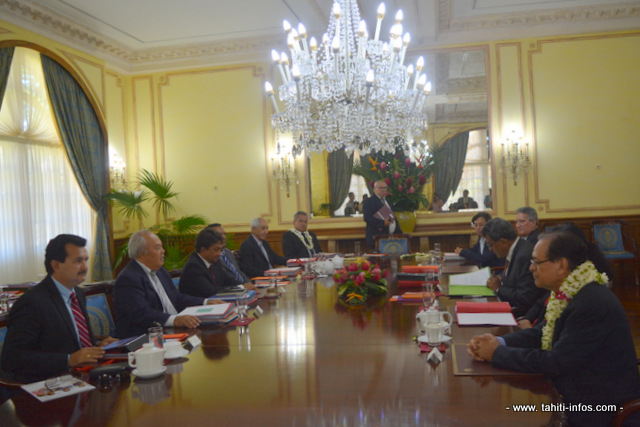 Les membres du gouvernement se retrouvent en pré-conseil des ministres tous les lundis matins et en conseil des ministres le mercredi.