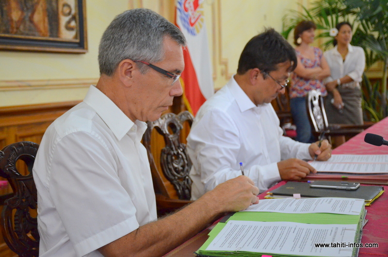 Christian Carmagnolle et Nuihau Laurey, mardi lors de la signature de ces deux conventions financières