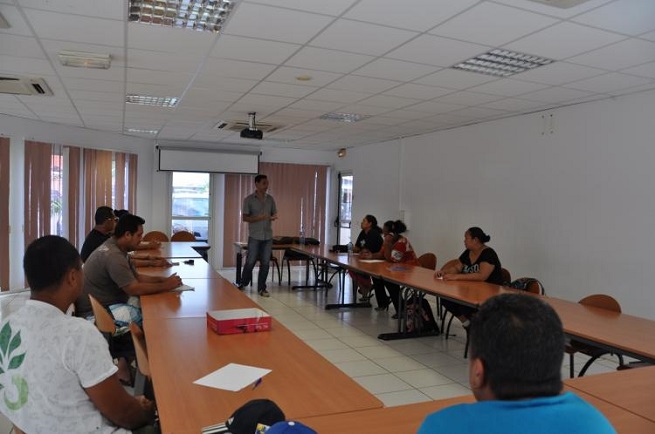 Les bénéficiaires des CAE de Punaauia suivent deux sessions de formation. L'une est en cours actuellement en mairie.