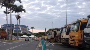 Rassemblement de camions à Nouméa en faveur de l’exportation de nickel vers la Chine
