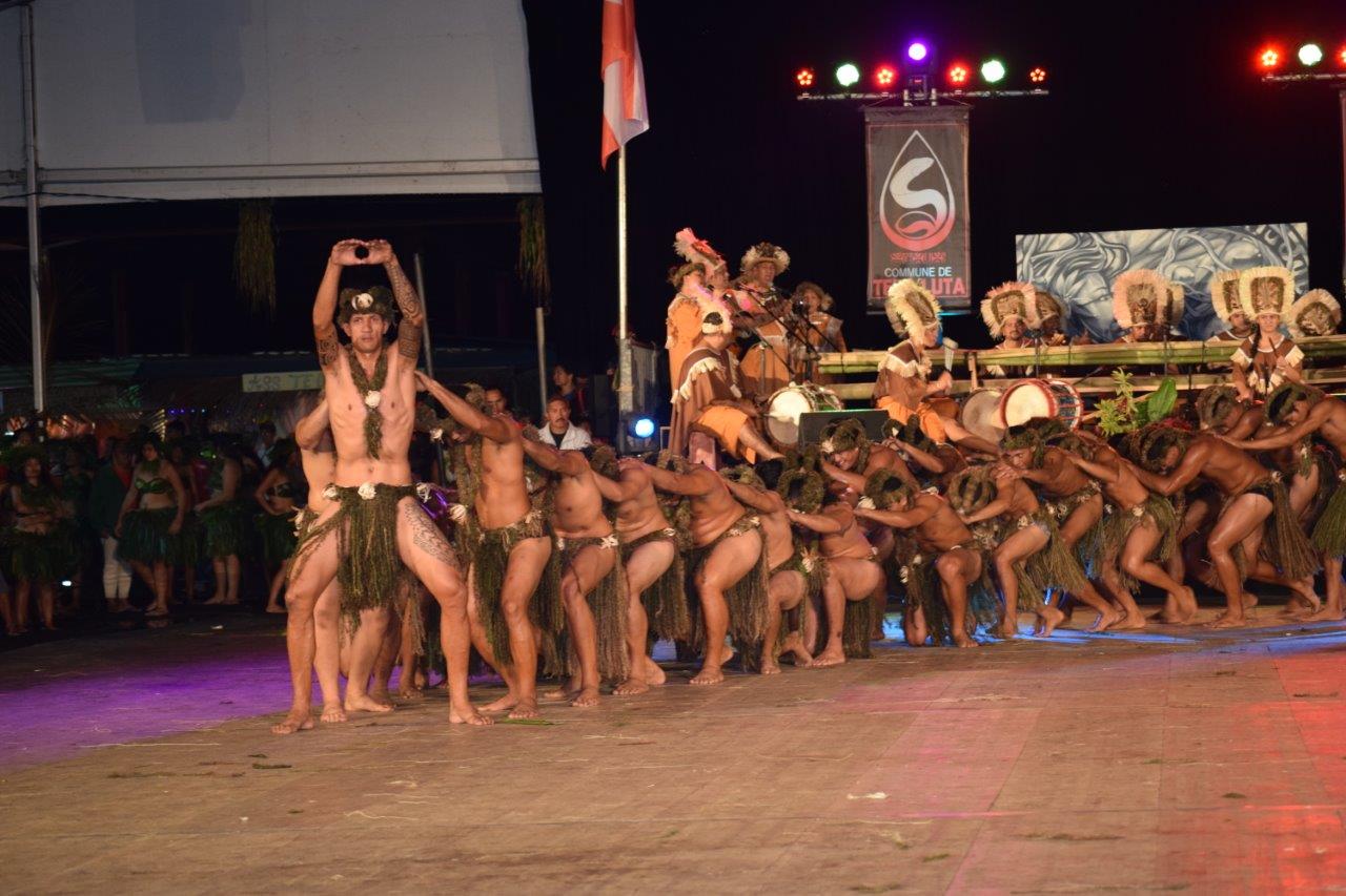 Tamarii Mataiea est arrivé second en catégorie Hura Ava Tau au Heiva i Tahiti 2015. Ils ont réinterprété leur légende de Hina et l’anguille royale Faaravaianuu qui devient un cocotier.