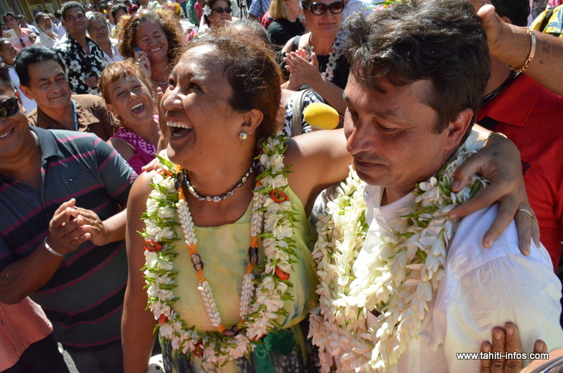 Nuihau Laurey et Lana Tetuanui, le 3 mai 2015, peu après avoir été élus sénateurs de Polynésie française.