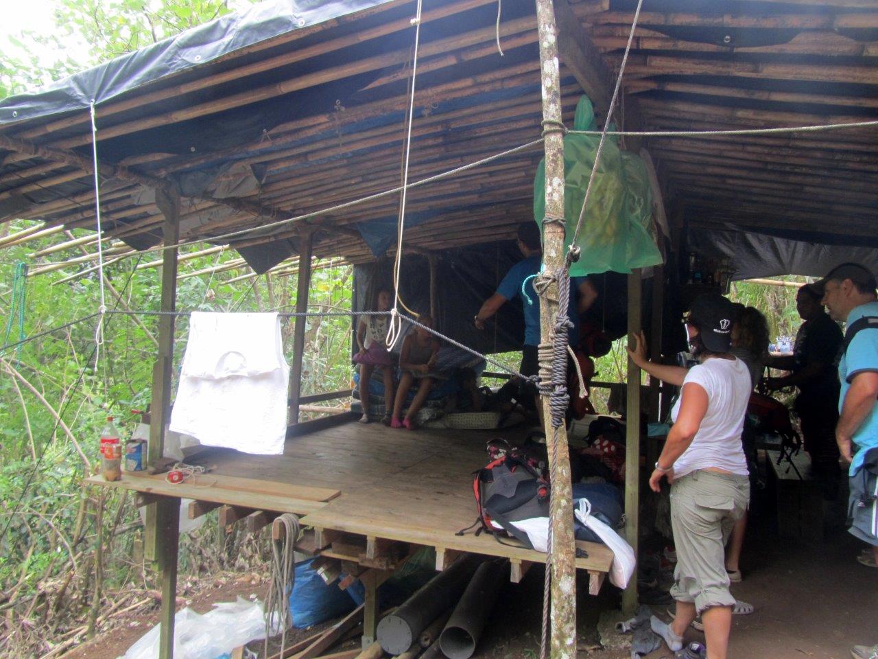 Bivouacs dans des cabanes de chasseurs aménagés sur le Tamanu. Le refuge public (avec douches et sanitaires) d'une bonne centaine de places est spartiate mais convivial.