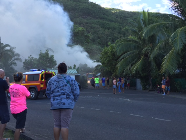 Incendie dans un lotissement social à Paea. Deux logements totalement ravagés par les flammes.