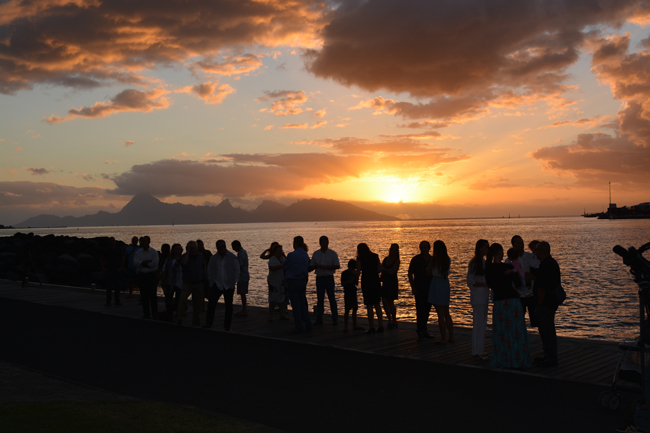 Les parents, les amis rassemblés au soleil couchant face à la mer et à Moorea ce samedi soir pour cette cérémonie du souvenir.