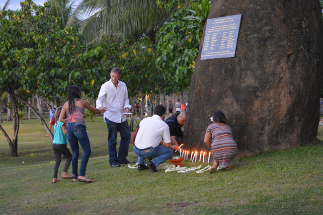 Des bougies allumées au pied de la stèle érigée pour les victimes du crash.