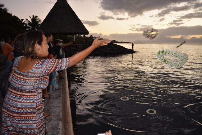 Et des colliers de fleurs jetés à la mer.
