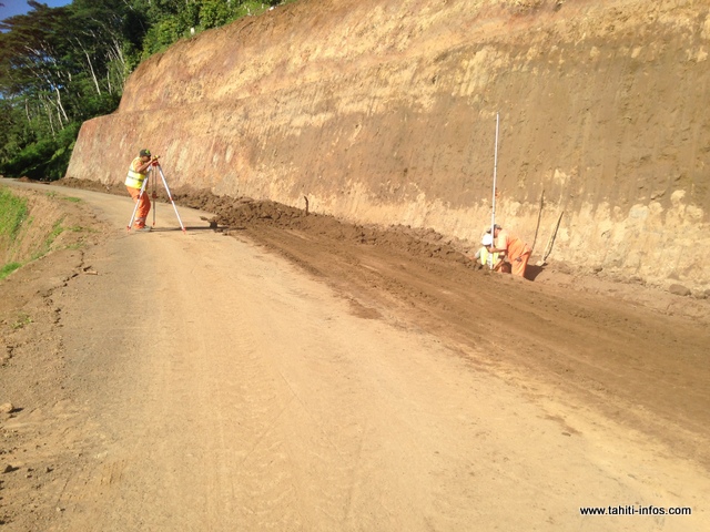 La route a été élargie pour permettre la pose des caniveaux