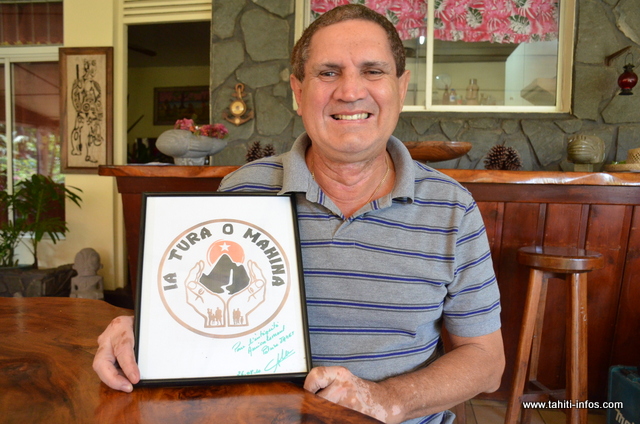 Gougou tient entre les mains son chef d'œuvre sur lequel il a travaillé avant la campagne électorale de "Ia Tura O Mahina" en 2011.