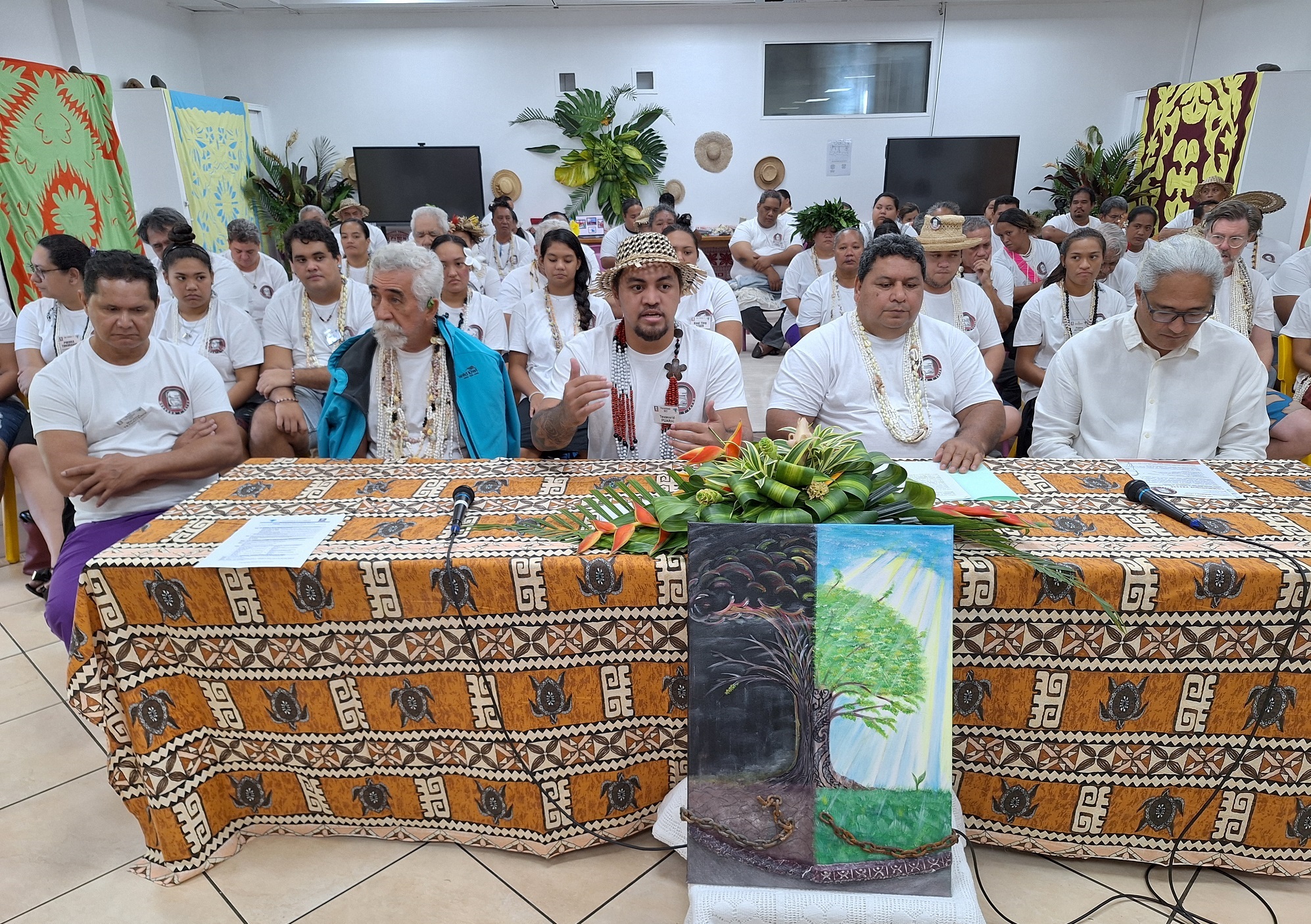 La conférence de presse s’est tenue au siège de l’Église protestante mā’ohi, en présence des séminaristes de la “Semaine du nucléaire” (Crédit : Anne-Charlotte Lehartel).