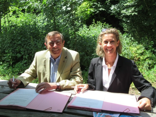 photos lors de la signature de notre partenariat le 9 juin dernier à Paris.