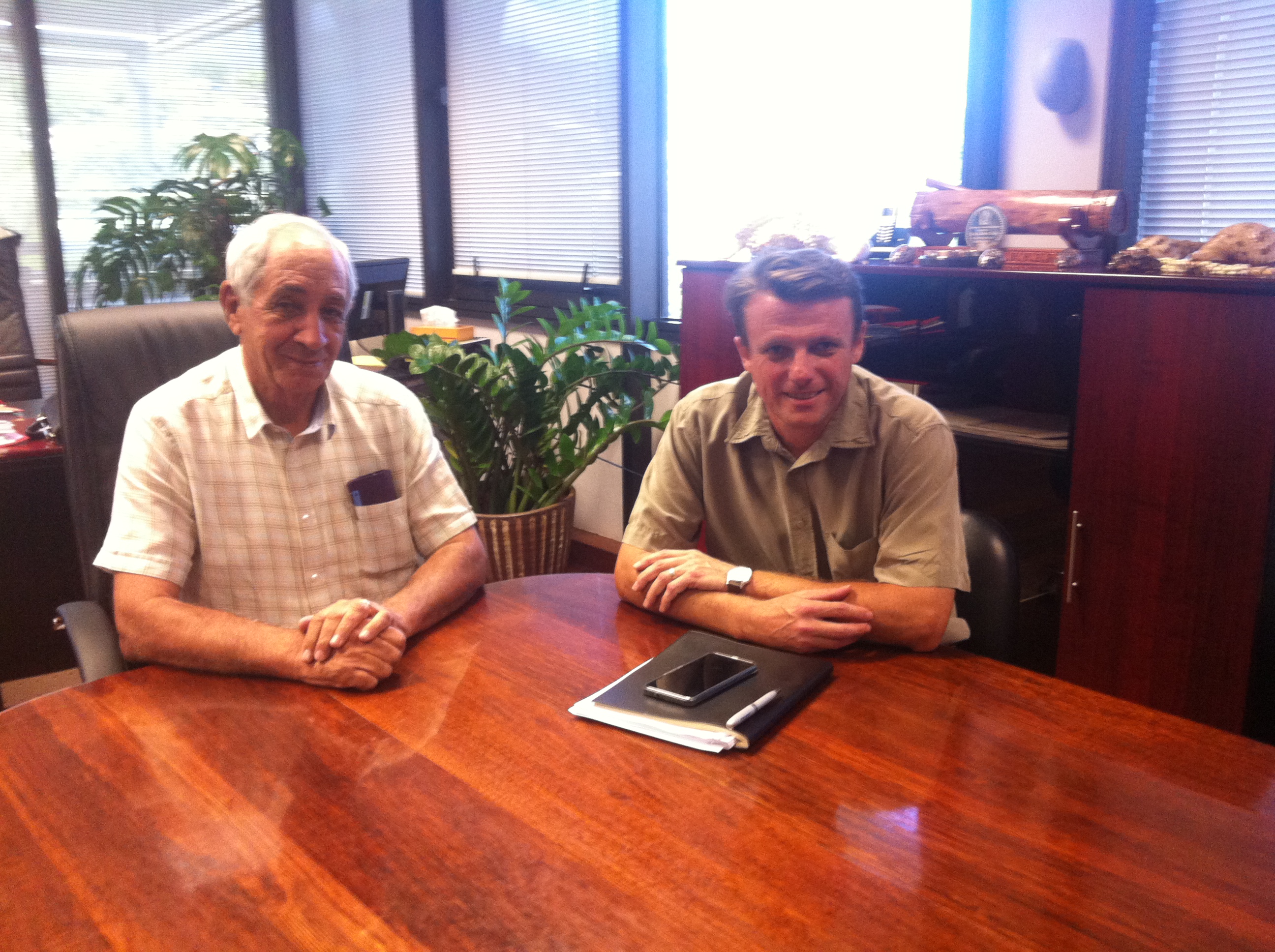 Albert Solia, le ministre de l'équipement et Boris Peytermann, le directeur par intérim du port autonome