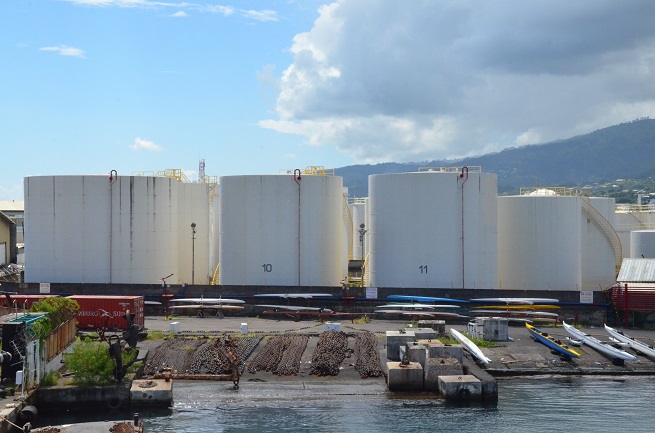 Vétusté des cuves, évolution des normes, extension de la ville de Papeete conduisent à la nécessité de déplacer l'actuel dépôt pétrolier de Fare Ute vers Motu Uta.