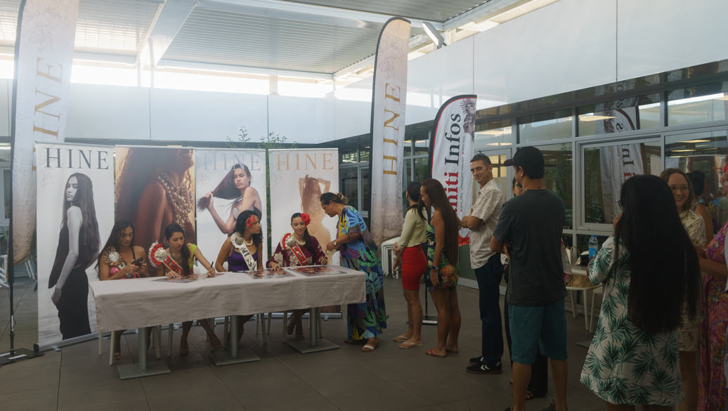Miss Tahiti en tournée de dédicaces