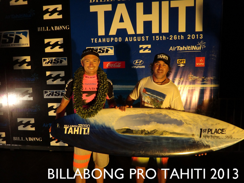 Nicolas Caubarrere remet son trophée au vainqueur de la Billabong Pro Tahiti 2013, Adrian Buchan.