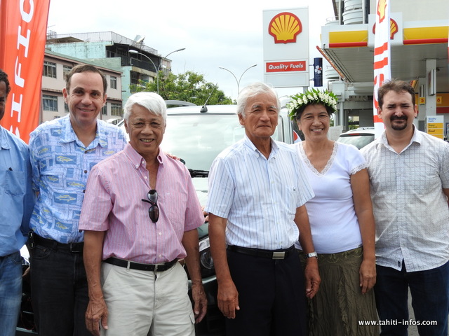 Alain Pontonnier, Anthony Chalons, Albert Moux et Edithe, heureuse gagnante de Raiatea