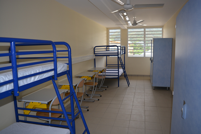 Des dortoirs rénovés équipés pour huit à quatre élèves internes au lycée Gauguin. Ici, un dortoir de quatre places de l'étage des filles.