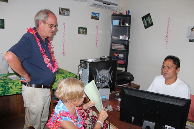En novembre 2014, Patrice Gélinet, membre du Conseil supérieur de l'audiovisuel (CSA) en charge de l'outremer avait effectué une mission d'une dizaine de jours en Polynésie française. Il avait pu visiter 14 des 24 stations du territoire. Dont des radios associatives de très grande proximité notamment Radio Marquises et la radio catholique Te Oko Nui à Nuku Hiva.