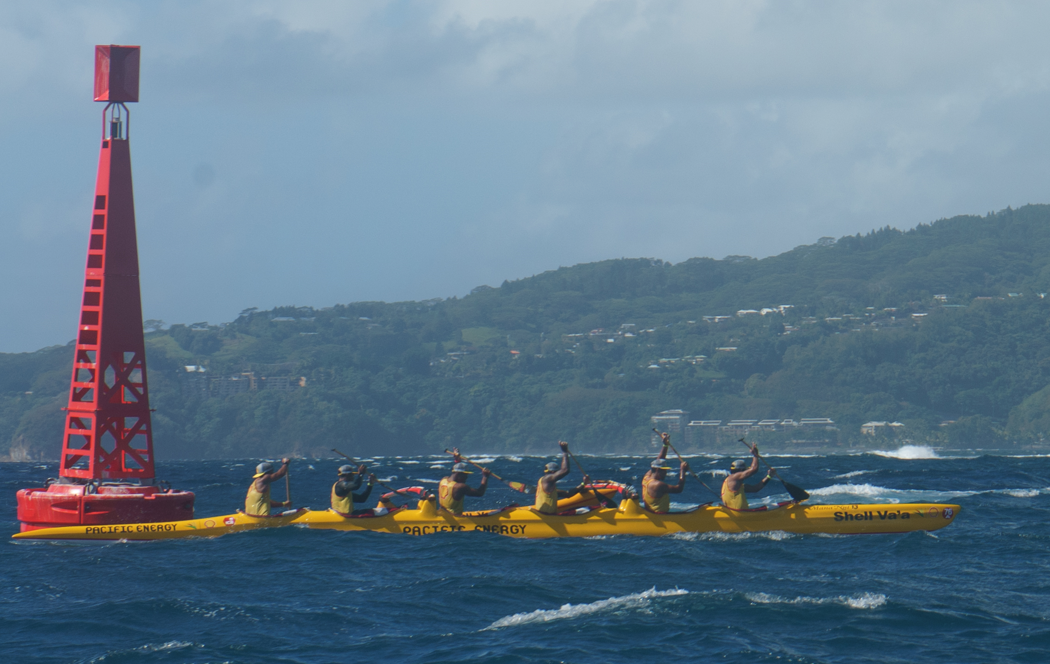 Shell à la dernière bouée, décroche la première place de ce Heiva va’a marathon haute mer.  Crédit : TL