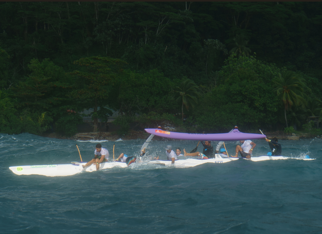Renversement de pirogue pour l’équipe de Hinaraurea, suite à un changement de rameurs.  crédit : TL