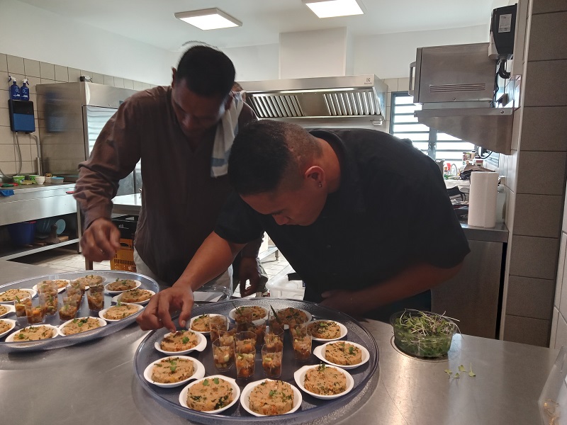 12 sans-abris cuisinent leur formation