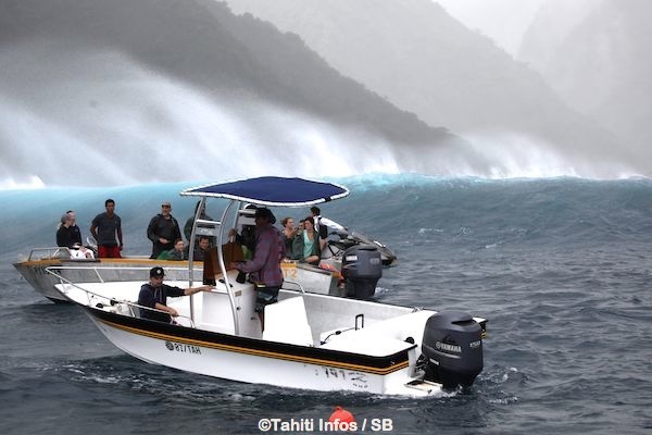 Des conditions difficiles mais une ambiance féérique, comme toujours à Teahupo'o.