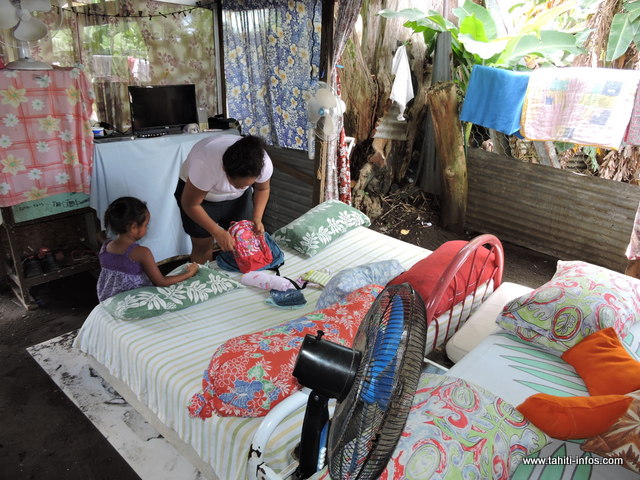 Rose et sa petite famille vivent dans une petite pièce ouverte de 15 m² environ, les lits à même le sable