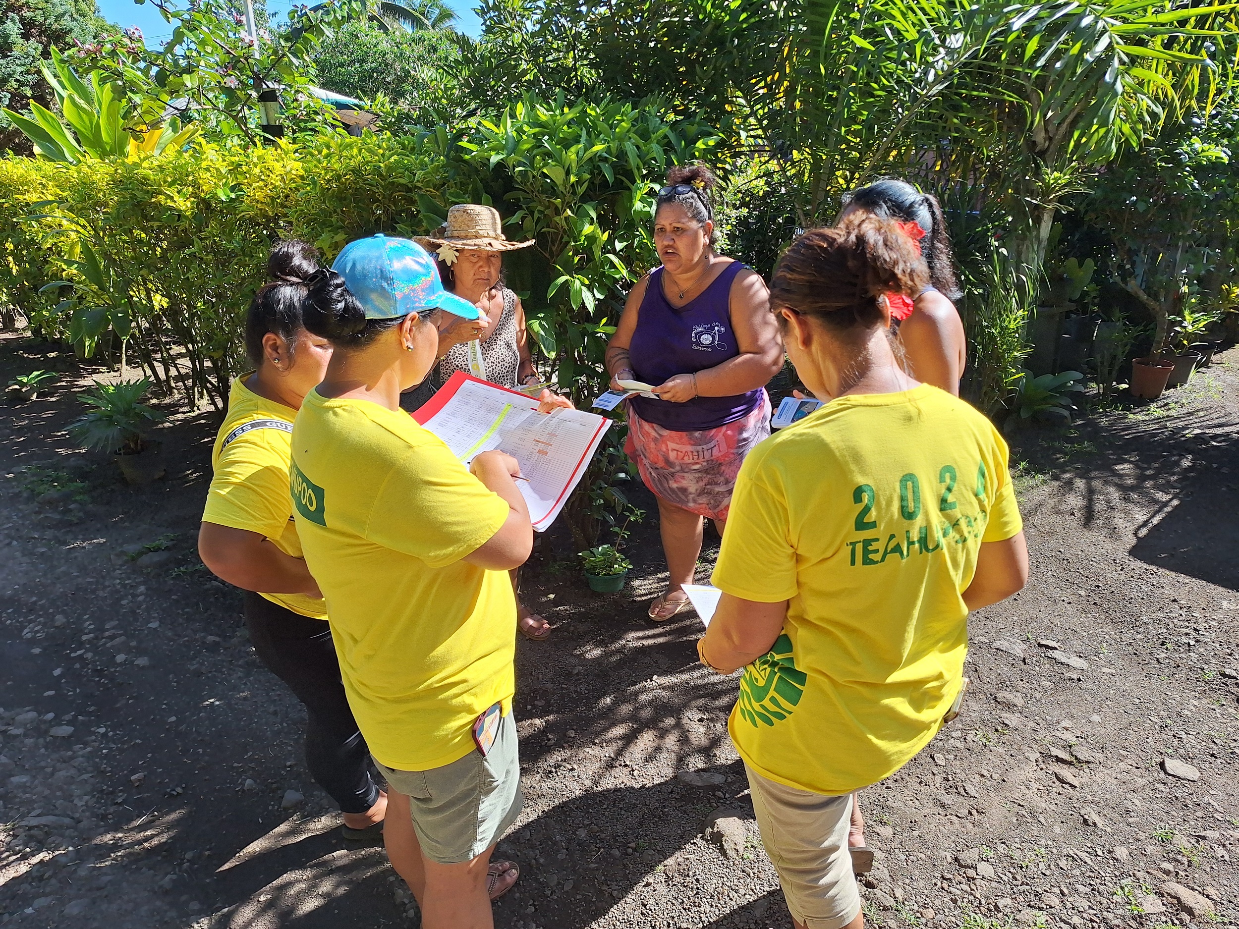 Deux équipes composées d’élus et d’agents municipaux, accompagnés d’un représentant du haut-commissariat, sillonnent les quartiers (Crédit : Anne-Charlotte Lehartel).