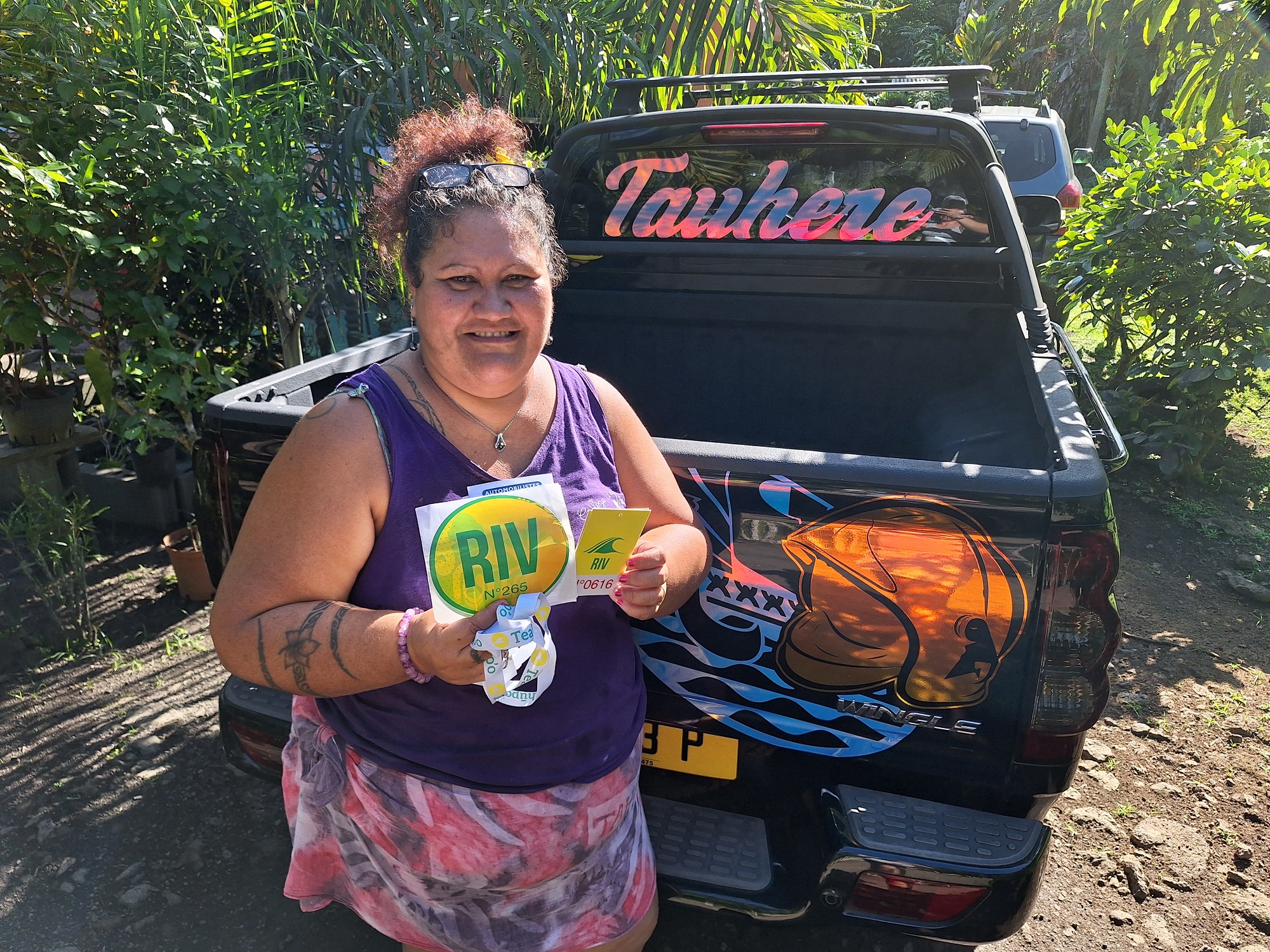 Moeata, rassurée d’avoir réceptionné les pass pour sa famille.