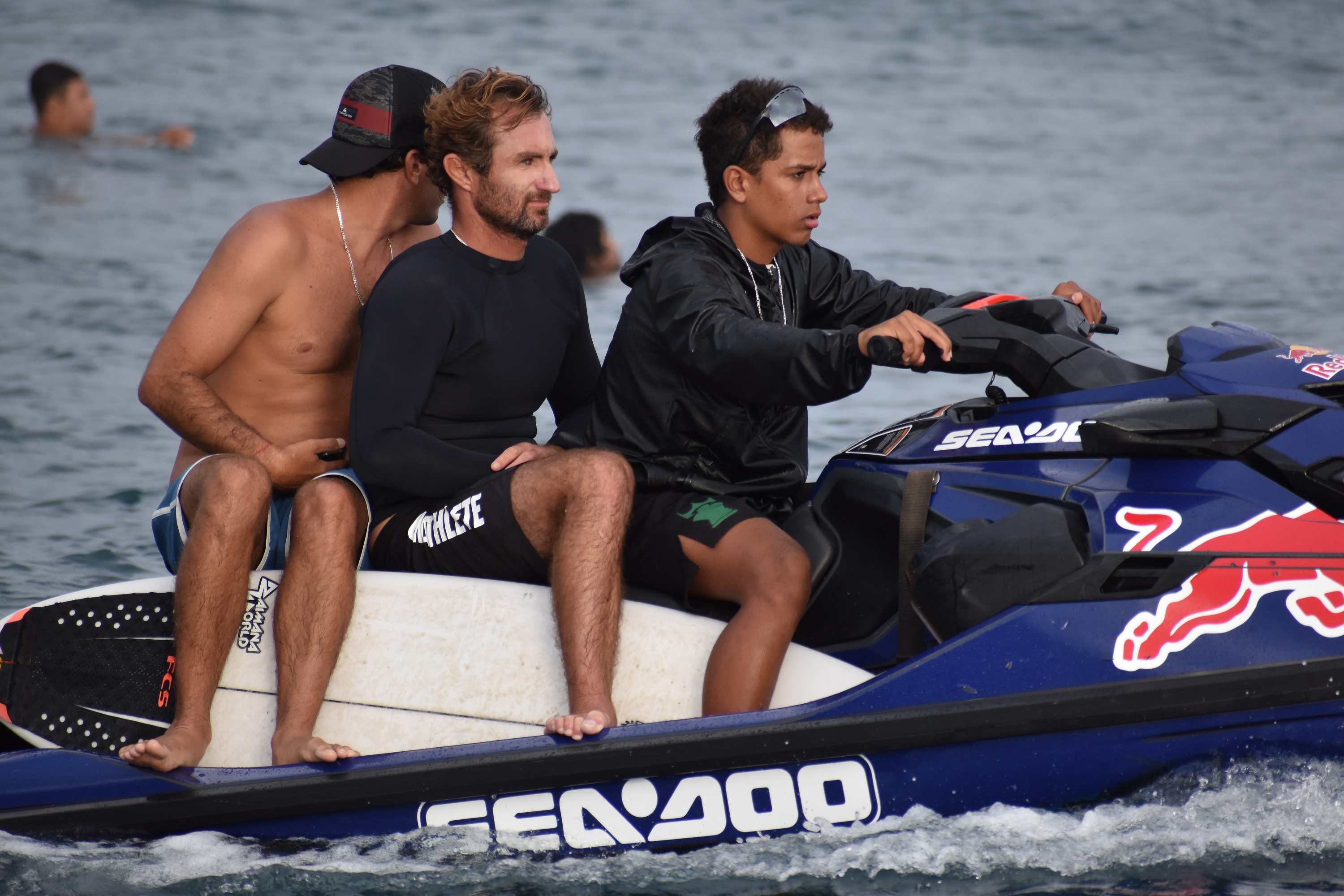 Joan Duru en phase d’observation, conduit par Naiki Vaast.