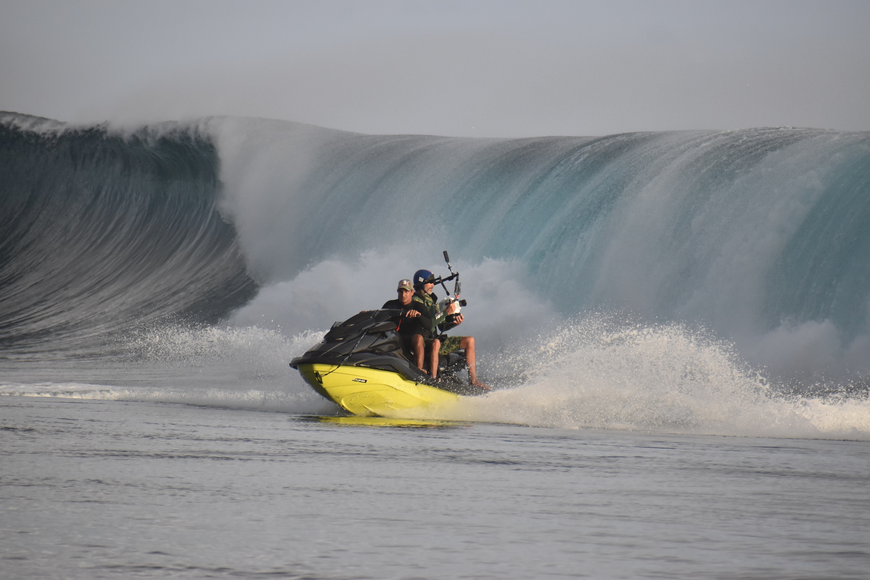 Tikanui Smith, pilote de jet-ski pour un tournage au plus près de la vague.