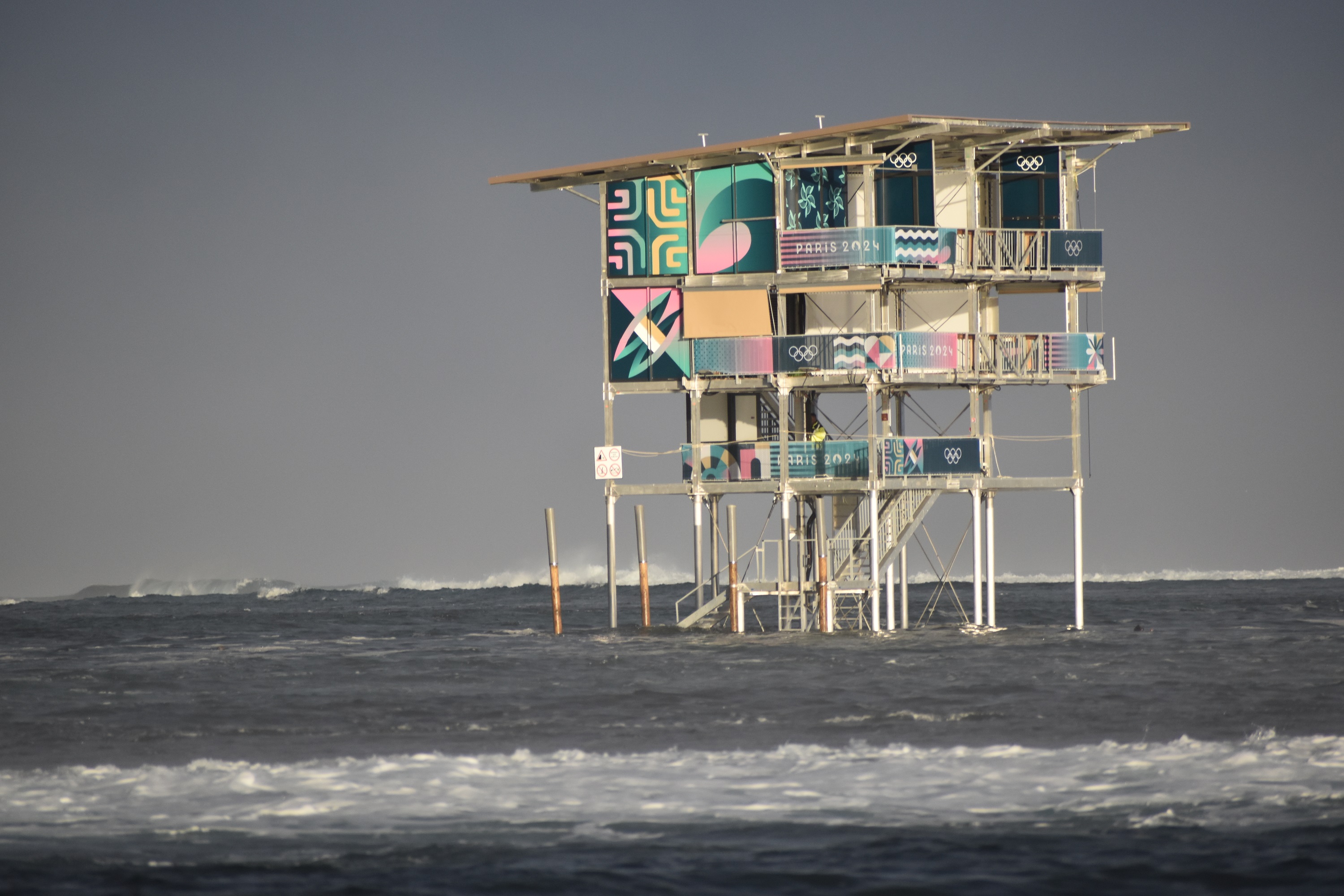 La tour des juges habillée aux couleurs des Jeux olympiques de Paris 2024.