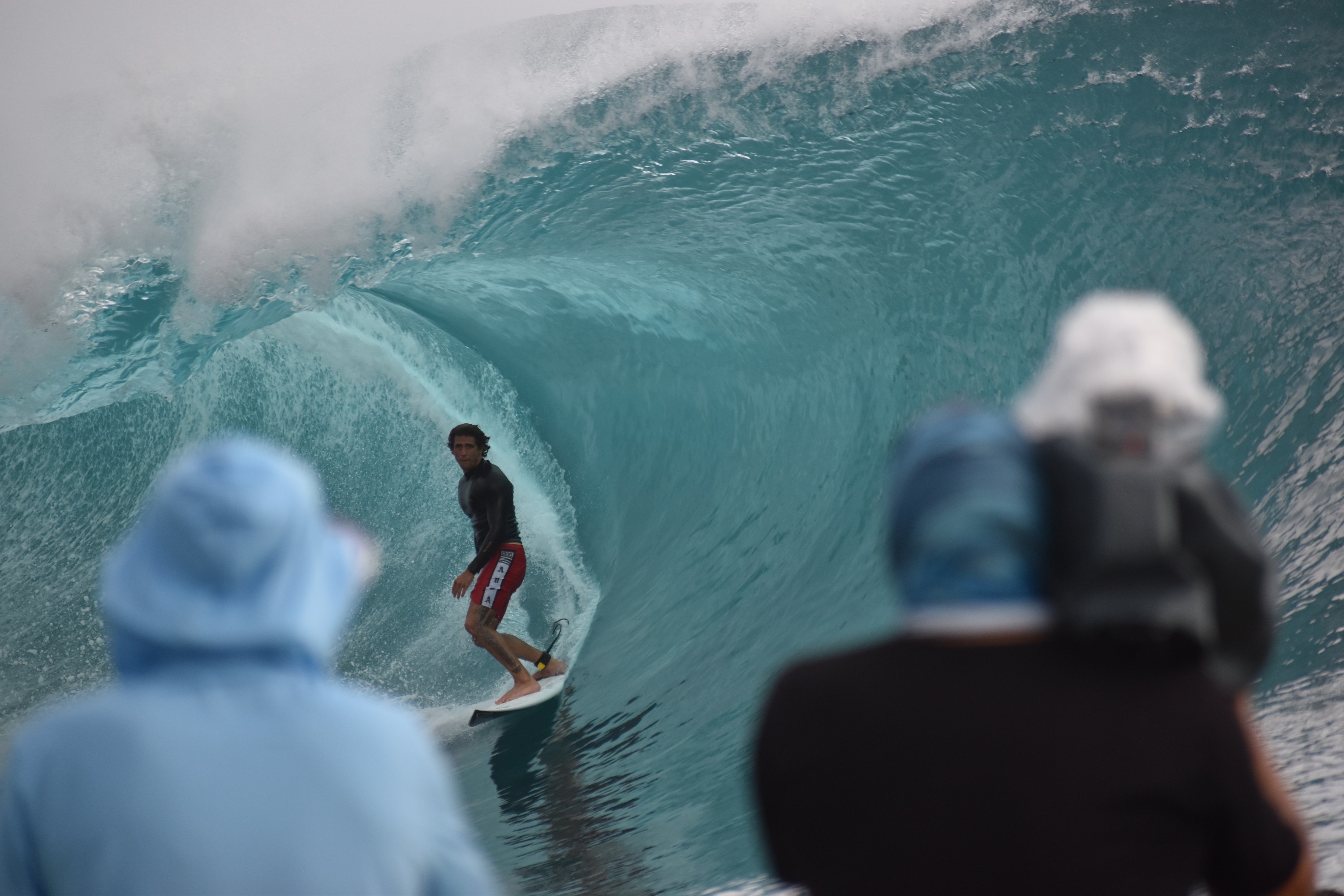 Tous les regards et objectifs sont braqués sur la vague mythique et olympique.