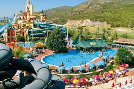 Vaucluse: ouverture du premier parc aquatique thématique représentant les tropiques "après le dérèglement climatique"