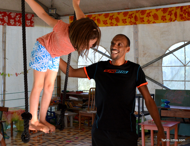 Hildevert en train d'enseigner le trapèze à une jeune passionnée