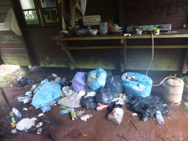 Une photo prise au refuge du Mont Aorai le 13 août dernier ne laisse aucun doute quant au manque de civisme des randonneurs qui ont fréquenté le lieu au cours des derniers mois.