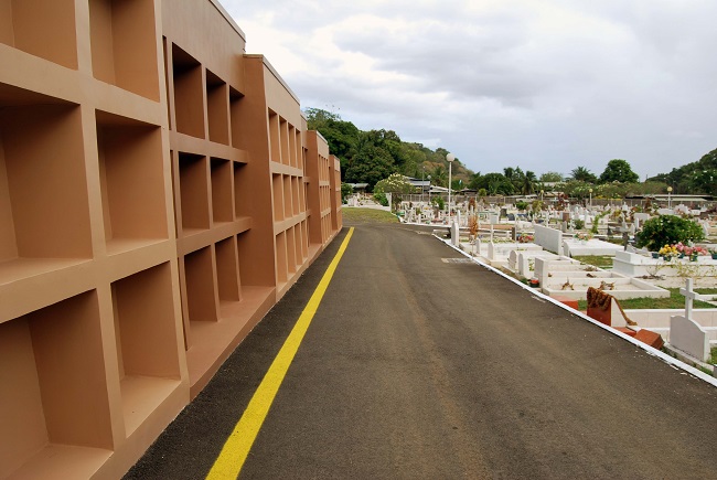 159 enfeus –des caveaux aériens- ont été construits dans le cimetière communal de Pirae, par manque de place pour l'instant.