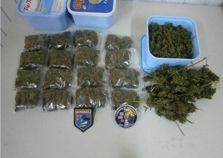 Fallait pas l’embêter. La vahine s’est plainte de la consommation excessive de paka de son tane, les gendarmes ont vidé son grenier.