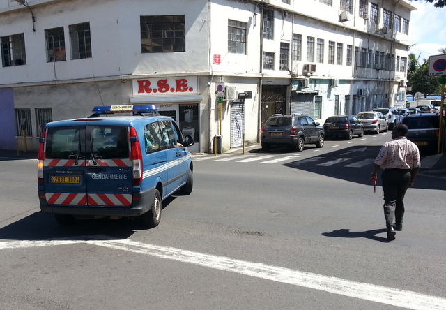 L'avocat Me Boumba n'avait pas la tâche facile, il regarde son client regagner la maison d'arrêt dans le fourgon des gendarmes.